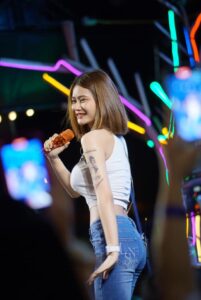 เปิดวาร์ป น้องน้ำแข็ง ทิพวรรณ แนะนำโต เพลงใหม่ น้ำแข็ง 12